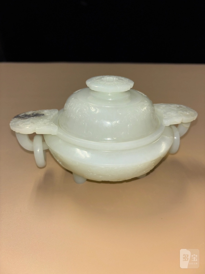 清 白玉饕餮夔龙纹双兽耳连环三足炉 - 图2